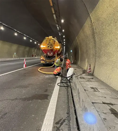 广州隧道排水渠清淤